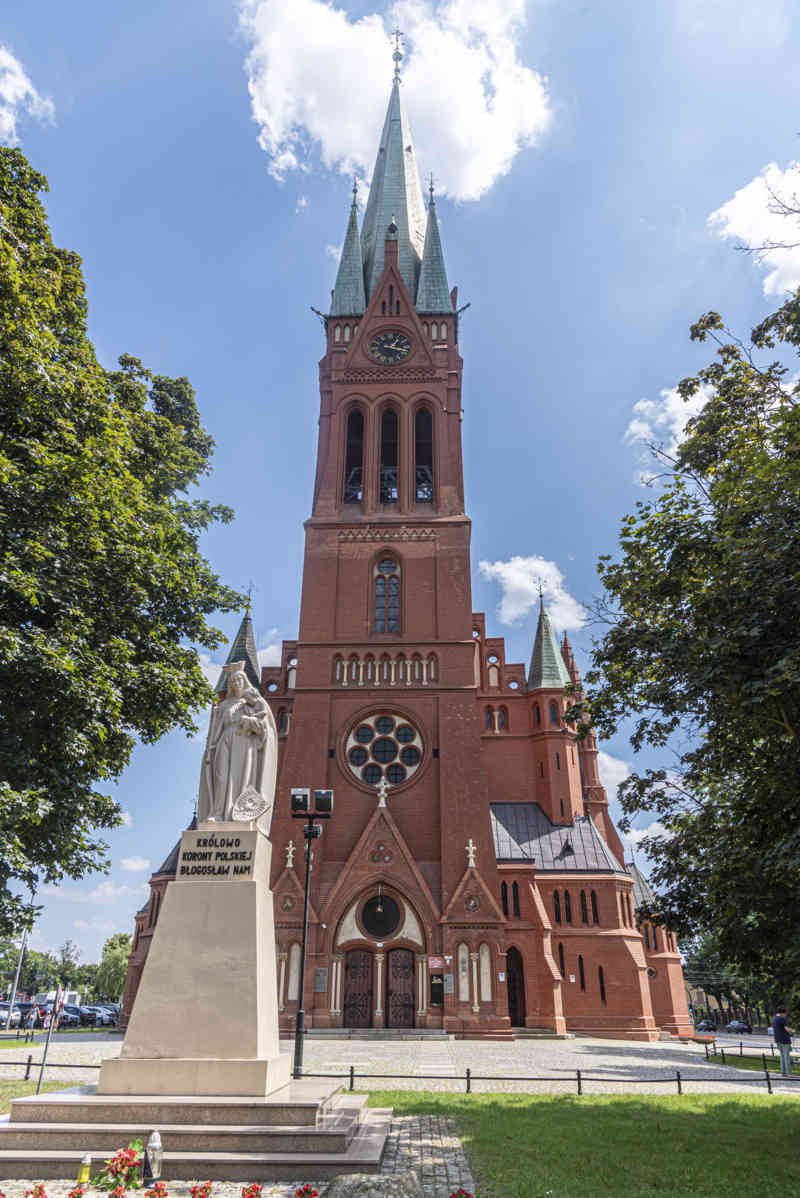 Polonia - Torun 055 - iglesia de Santa Catalina y monumento a Nuestra Señora Reina de la Corona Polaca.jpg